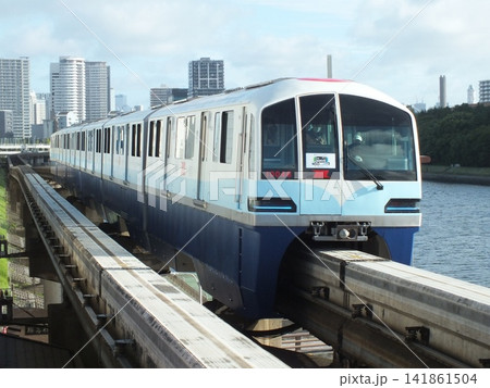 東京モノレール10000形10041編成(大井競馬場前駅にて撮影) 東京モノレール10000形10041編成(大井競馬場前駅にて撮影) 141861504