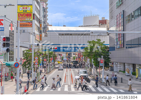 京成船橋駅の高架駅舎と駅前の交差点を行き交う歩行者【千葉県船橋市本町】 京成船橋駅の高架駅舎と駅前の交差点を行き交う歩行者【千葉県船橋市本町】 141861804