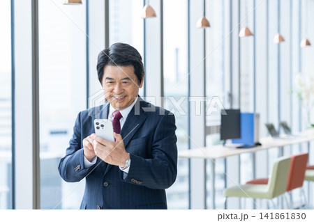 オフィスでスマホを使うミドルのビジネスマン 撮影協力:学校法人電波学園 東京電子専門学校 オフィスでスマホを使うミドルのビジネスマン 撮影協力:学校法人電波学園 東京電子専門学校 141861830