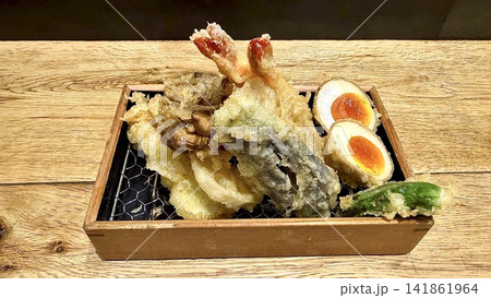 盛り付けられた天ぷらの盛り合わせ 盛り付けられた天ぷらの盛り合わせ 141861964