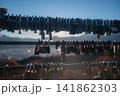 柵に付けられた誓いの南京錠 141862303
