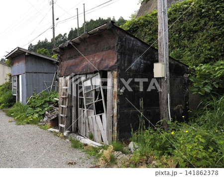 青森県津軽半島の漁港のウインチ小屋 青森県津軽半島の漁港のウインチ小屋 141862378