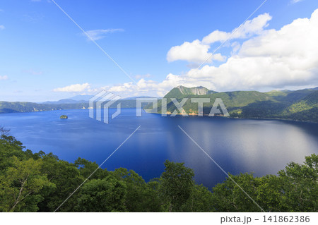 摩周湖 (北海道にある透明度日本一、ロシアのバイカル湖についで世界2位の湖) 141862386