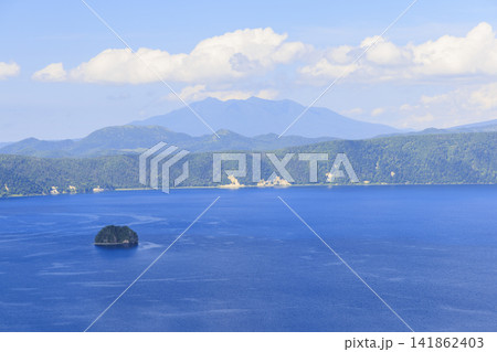 摩周湖 (北海道にある透明度日本一、ロシアのバイカル湖についで世界2位の湖) 摩周湖 (北海道にある透明度日本一、ロシアのバイカル湖についで世界2位の湖) 141862403