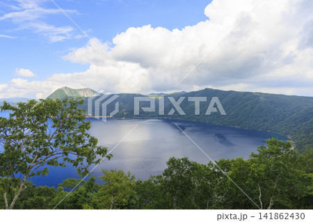 摩周湖 (北海道にある透明度日本一、ロシアのバイカル湖についで世界2位の湖) 摩周湖 (北海道にある透明度日本一、ロシアのバイカル湖についで世界2位の湖) 141862430