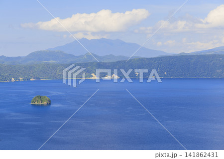 摩周湖 (北海道にある透明度日本一、ロシアのバイカル湖についで世界2位の湖) 摩周湖 (北海道にある透明度日本一、ロシアのバイカル湖についで世界2位の湖) 141862431