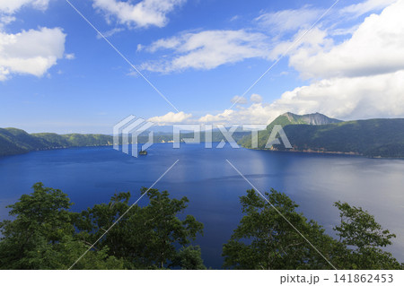 摩周湖 (北海道にある透明度日本一、ロシアのバイカル湖についで世界2位の湖) 摩周湖 (北海道にある透明度日本一、ロシアのバイカル湖についで世界2位の湖) 141862453