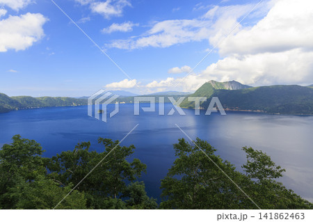 摩周湖 (北海道にある透明度日本一、ロシアのバイカル湖についで世界2位の湖) 摩周湖 (北海道にある透明度日本一、ロシアのバイカル湖についで世界2位の湖) 141862463