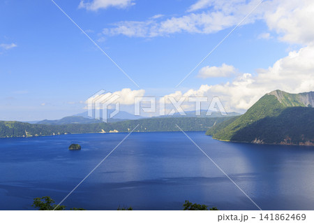 摩周湖 (北海道にある透明度日本一、ロシアのバイカル湖についで世界2位の湖) 摩周湖 (北海道にある透明度日本一、ロシアのバイカル湖についで世界2位の湖) 141862469