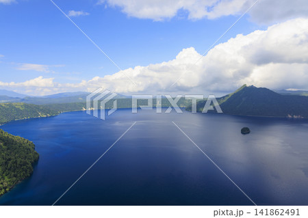 摩周湖 (北海道にある透明度日本一、ロシアのバイカル湖についで世界2位の湖) 摩周湖 (北海道にある透明度日本一、ロシアのバイカル湖についで世界2位の湖) 141862491