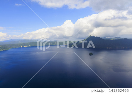 摩周湖 (北海道にある透明度日本一、ロシアのバイカル湖についで世界2位の湖) 摩周湖 (北海道にある透明度日本一、ロシアのバイカル湖についで世界2位の湖) 141862496