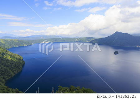 摩周湖 (北海道にある透明度日本一、ロシアのバイカル湖についで世界2位の湖) 摩周湖 (北海道にある透明度日本一、ロシアのバイカル湖についで世界2位の湖) 141862525
