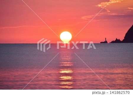 美しい夕暮れのダルマ夕日 141862570