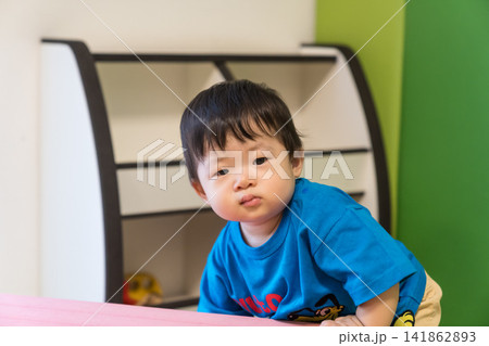 キッズルームのピンクのソフトブロックにもたれている日本人の男の赤ちゃん キッズルームのピンクのソフトブロックにもたれている日本人の男の赤ちゃん 141862893