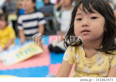 室内遊び場のショーを見つめる日本人の女の子の幼児 141862973