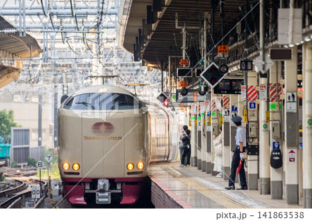 【東海道線】東京駅に到着するサンライズ瀬戸・出雲 【東海道線】東京駅に到着するサンライズ瀬戸・出雲 141863538