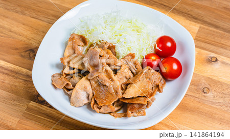 豚の生姜焼きと千切りキャベツの定食風料理 豚の生姜焼きと千切りキャベツの定食風料理 141864194