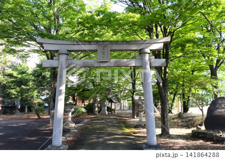 温泉街の片隅に祀られた天童市の温泉神社は静かで落ち着きのある社である 141864288