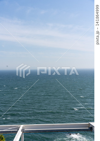 広がる青い海と空 141864999