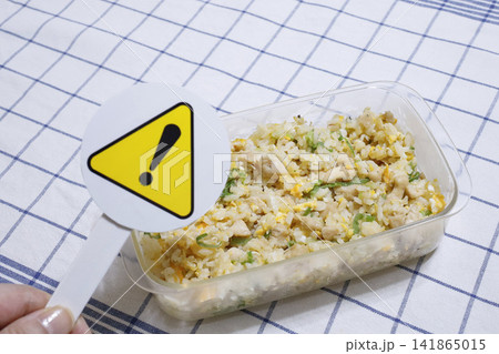 炒飯の作り置き 注意を促すイメージ 炒飯の作り置き 注意を促すイメージ 141865015