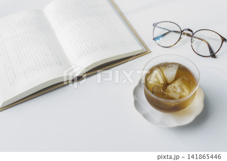 冷たい麦茶と本とメガネ、夏の読書時間 141865446