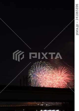 夏の夜空を彩る花火大会 夏の夜空を彩る花火大会 141865896