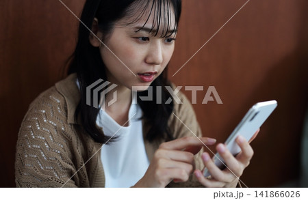 スマホとネガティブな女性イメージ スマホとネガティブな女性イメージ 141866026
