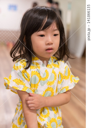 ひまわり柄の甚平を着ている日本人の女の子の幼児 141866135