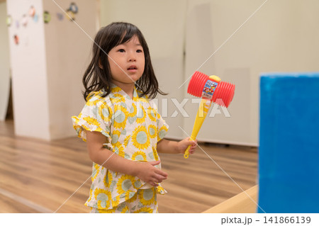 ひまわり柄の甚平を着ている日本人の女の子の幼児 ひまわり柄の甚平を着ている日本人の女の子の幼児 141866139