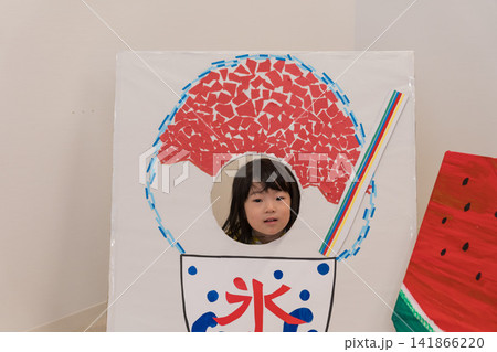 かき氷の顔出しパネルから顔を出す日本人の女の子の幼児 かき氷の顔出しパネルから顔を出す日本人の女の子の幼児 141866220