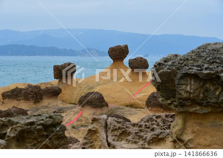 台湾、新北市、野柳地質公園、奇岩・怪石の並ぶ海岸、マッシュルームロック(キノコ岩) 台湾、新北市、野柳地質公園、奇岩・怪石の並ぶ海岸、マッシュルームロック(キノコ岩) 141866636