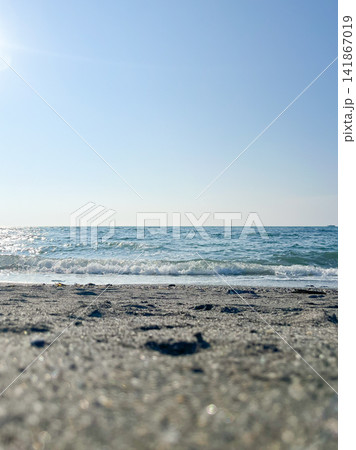 夏の海の砂浜に打ち寄せる波 夏の海の砂浜に打ち寄せる波 141867019