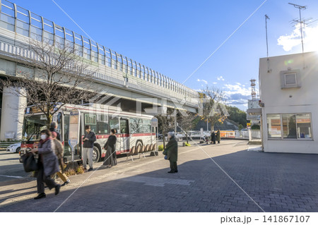横浜市青葉区の都市風景 江田駅前のバス停と駅周辺 横浜市青葉区の都市風景 江田駅前のバス停と駅周辺 141867107