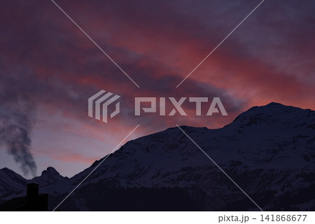 ンクと紫のグラデーションが広がる夕暮れ時、アルプスの山々とスイスの村落景観 ンクと紫のグラデーションが広がる夕暮れ時、アルプスの山々とスイスの村落景観 141868677