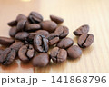 焙煎したコーヒー豆 141868796
