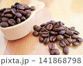 焙煎したコーヒー豆と計量スプーン 141868798