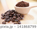 焙煎したコーヒーの粉と計量スプーン 141868799