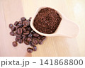 焙煎したコーヒー豆と粉 141868800