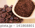 焙煎したコーヒー豆と粉 141868801