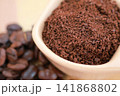 焙煎したコーヒー豆と粉 141868802