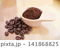 スプーンに乗ったコーヒー豆 141868825