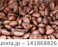 焙煎したコーヒー豆 141868826