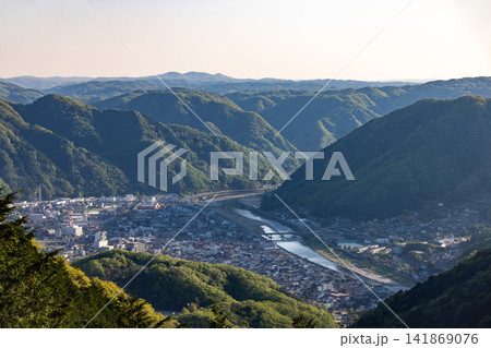 高台から見下ろす蛇行する高梁川と緑豊かな山並みのパノラマ 高台から見下ろす蛇行する高梁川と緑豊かな山並みのパノラマ 141869076