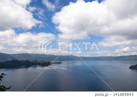 瞰湖台から望む十和田湖の青く静かな水面と新緑の外輪山に広がる大きな白雲 141869843
