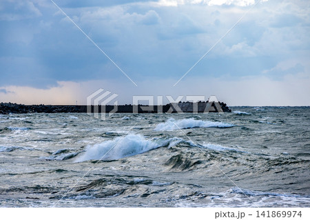 荒々しくうねる海と薄暗い雲が広がる空 荒々しくうねる海と薄暗い雲が広がる空 141869974