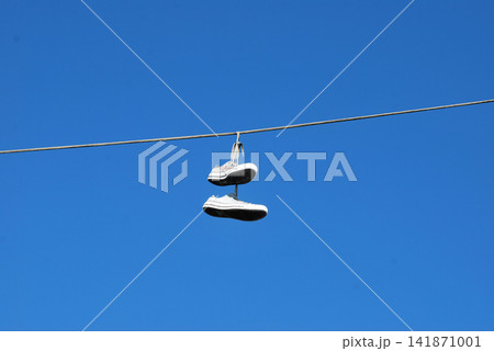 青空の電線に吊り下げられた白いスニーカー、シューフィティ 青空の電線に吊り下げられた白いスニーカー、シューフィティ 141871001