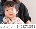 抱っこ紐でお祭りに参加するスイカ柄甚平の日本人の男の赤ちゃん 抱っこ紐でお祭りに参加するスイカ柄甚平の日本人の男の赤ちゃん 141871351