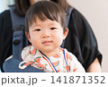 抱っこ紐でお祭りに参加するスイカ柄甚平の日本人の男の赤ちゃん 抱っこ紐でお祭りに参加するスイカ柄甚平の日本人の男の赤ちゃん 141871352