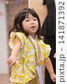 夏祭りイベントに参加するひまわり柄甚平の日本人の女の子の幼児 夏祭りイベントに参加するひまわり柄甚平の日本人の女の子の幼児 141871392
