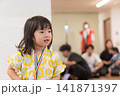 夏祭りイベントに参加するひまわり柄甚平の日本人の女の子の幼児 夏祭りイベントに参加するひまわり柄甚平の日本人の女の子の幼児 141871397